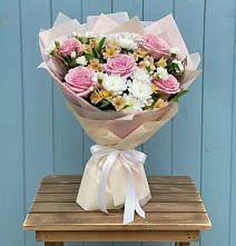 Букет цветов из:  Гвоздики, Орхидеи и Розы в Большое Новосурино