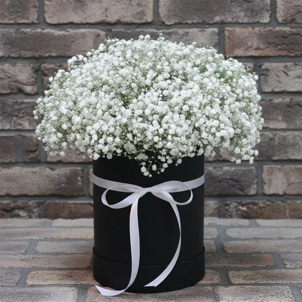 Цветочная композиция из Гипсофила в шляпной коробке в Большое Новосурино