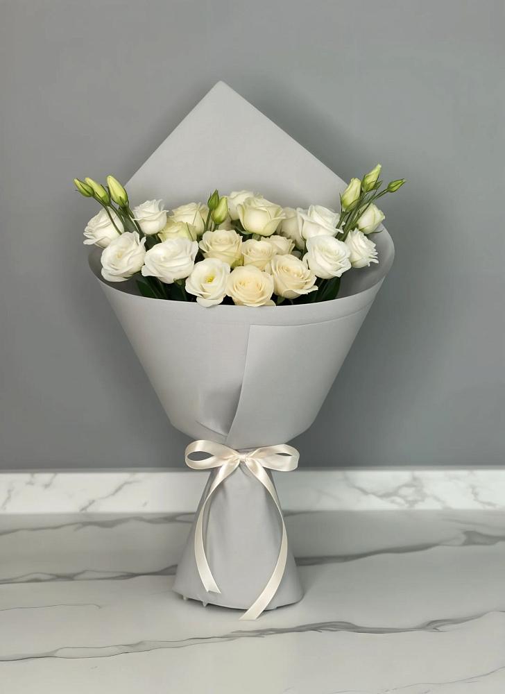 Букет цветов из: Розы и Лизиантусы в Большое Новосурино