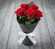 Букет 5 Красных роз Эдлесс Лав в Большое Новосурино