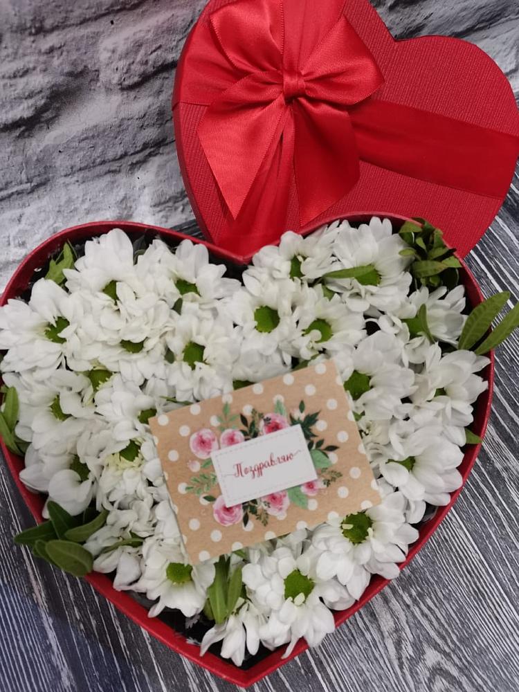 Цветочная композиция из Хризантемы в виде сердца в Большое Новосурино