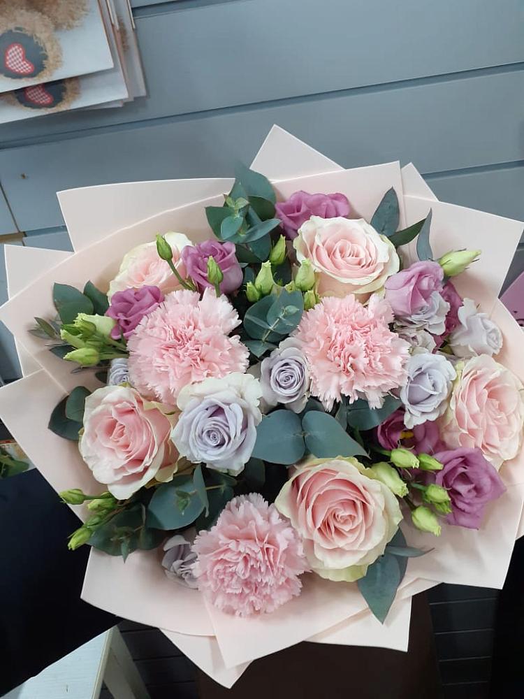 Букет цветов из: Розы, Гвоздики и Лизиантусы в Большое Новосурино